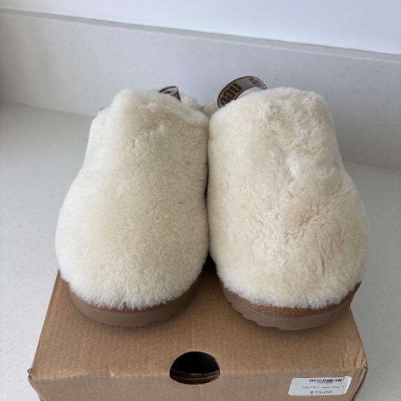 Ugg Cream Slippers women's size 7.5 - Picture 3 of 4